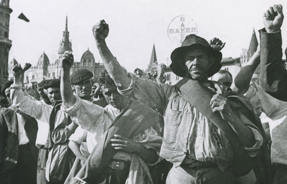 An image of militants in Barcelona in 1936.