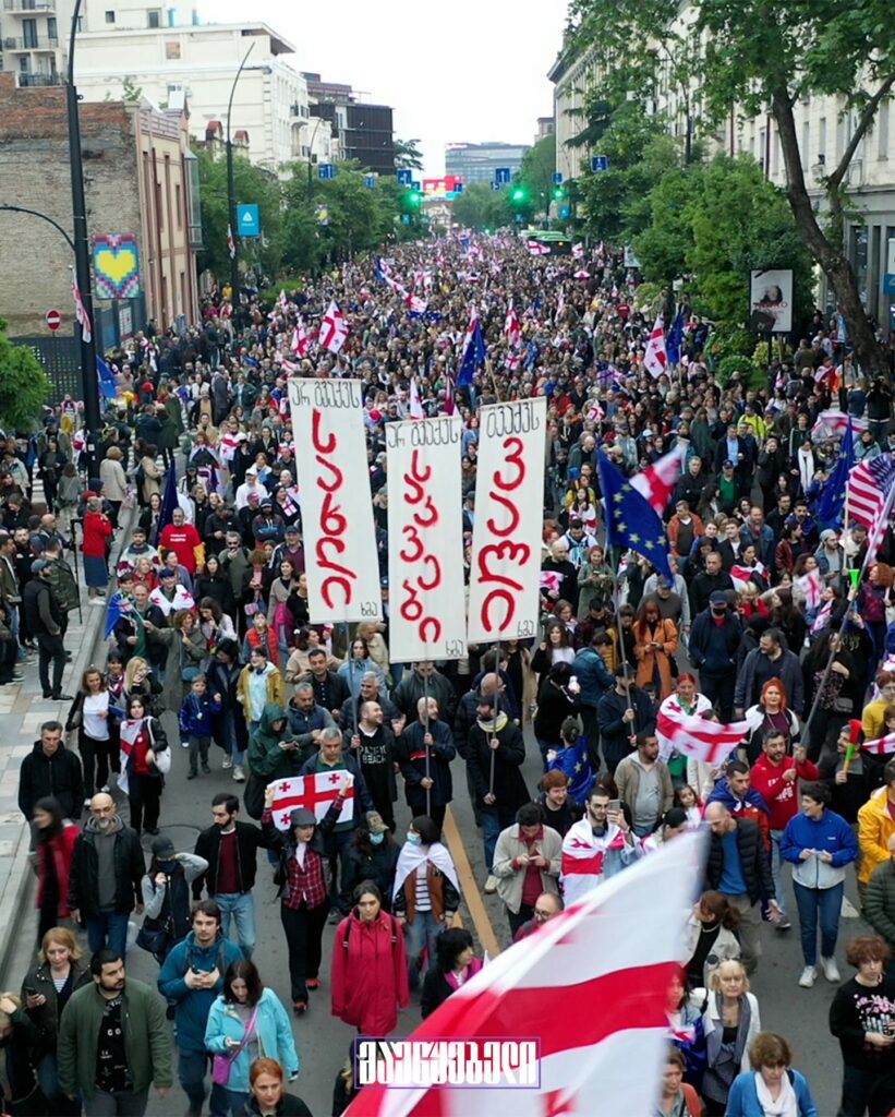 Protesters from the Khma movement. The three flags read: "No home", "no food", and "only debts.” Photo by Mautskebeli.