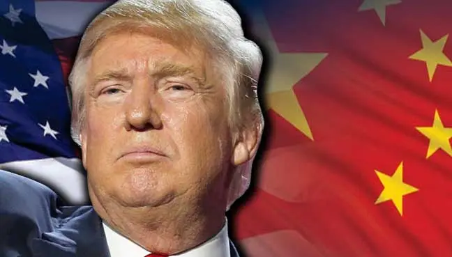A photo of Donald Trump against a backdrop of the USA and People's Republic of China flags.