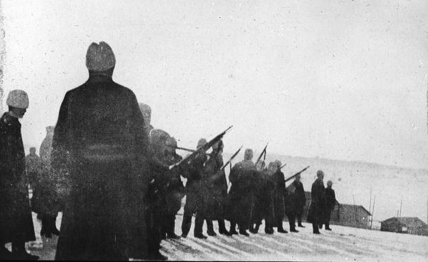 Photograph from 1918 and the Finnish Civil War showing a White Guards firing squad in Länkipohja.