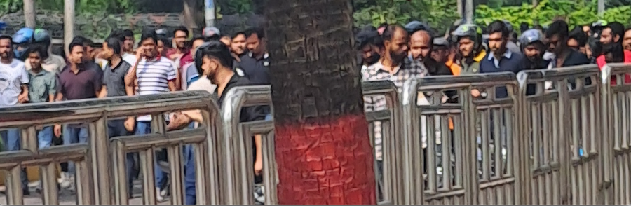 Scores of armed BCL cadre gather near Dhaka University to threaten and attack student protestors. Photo by Anonymous.